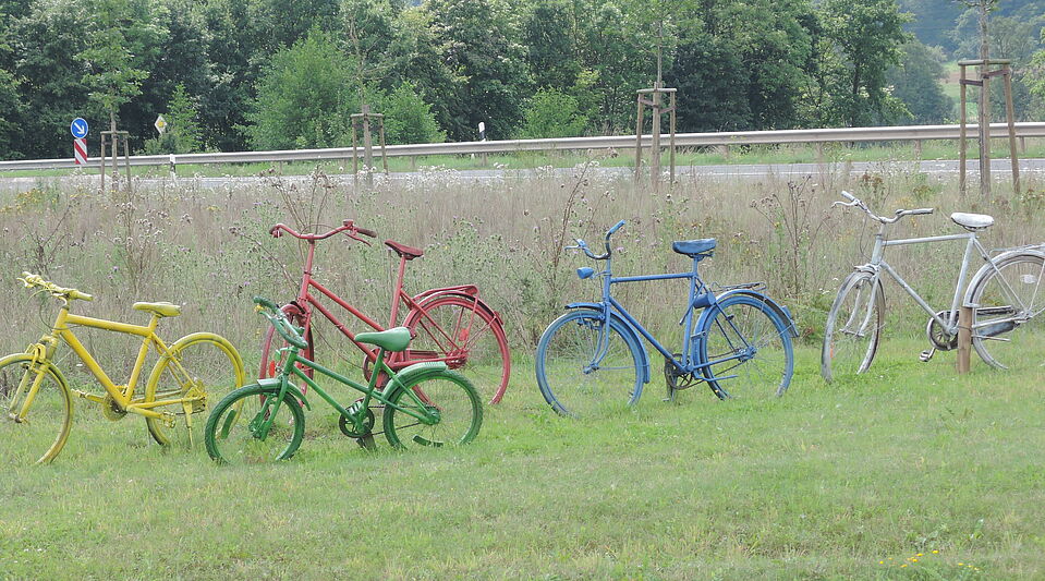 Bunte Fahrräder auf einer Wiese Bunte Fahrräder auf einer Wiese